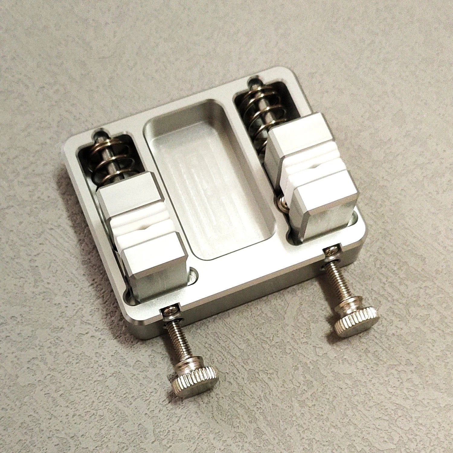 Heavy-duty aluminum welding clamp with temperature-resistant jaw for circuit board mounting, soldering wire clamp